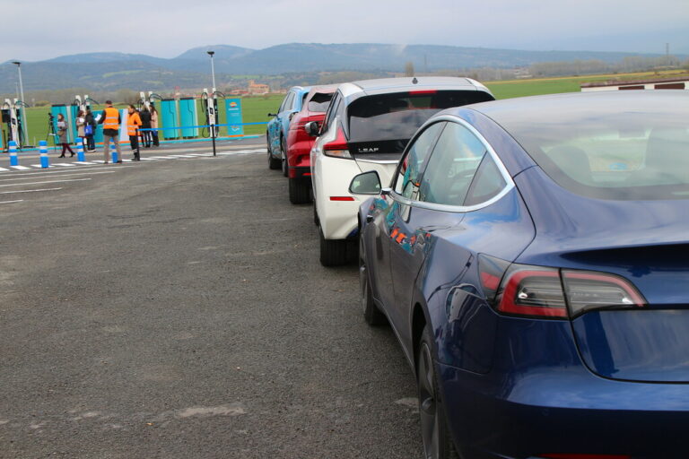 ESTACIÓN DE CARGA DE VEHÍCULOS ELÉCTRICOS PROVEEDORES