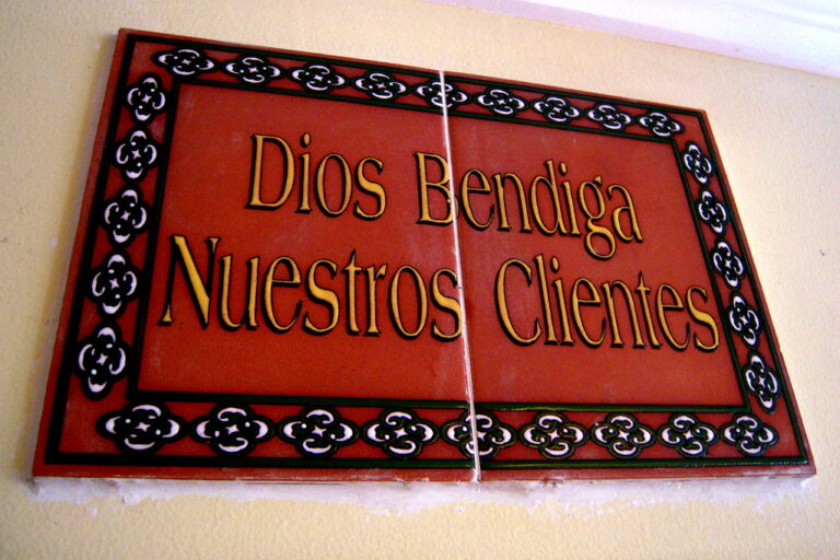 ESTRATEGIAS DIRIGIDAS A CLIENTES Y PROVEEDORES