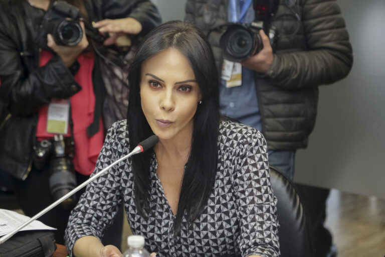 MODELO DE COMUNICADO DE DESVINCULACIÓN DE UN EMPLEADO A PROVEEDORES